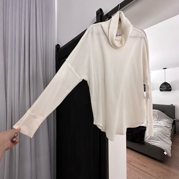 CORE LIFE TURTLE NECK IN WHITE - Picture 6 of 9